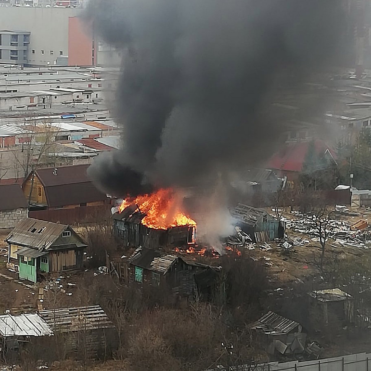 Видео: частная постройка горит в СНТ «Любитель» у ул. Холмогорова в Ижевске  - KP.RU