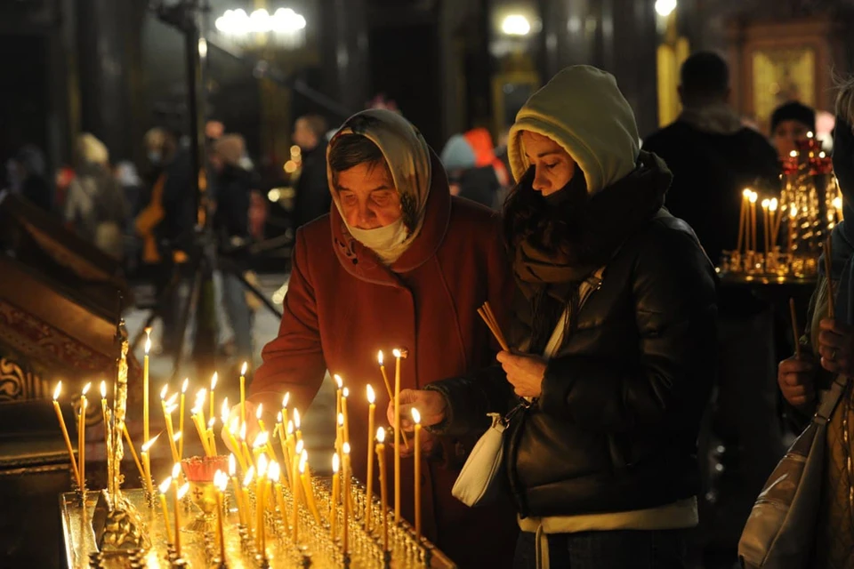 Пасхальная служба в Казанском соборе Санкт-Петербурга.