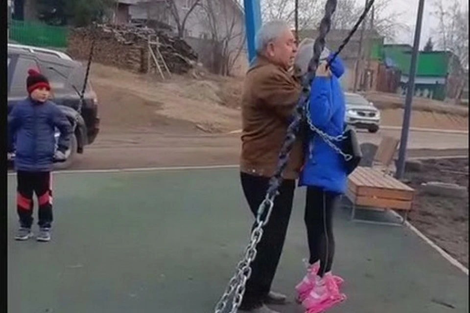 В Канске дед набросился на девочку, якобы обидевшую его внука. Стоп-кадр видео