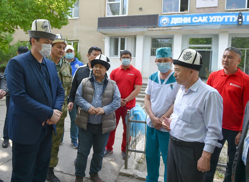 Премьер встретился с жителями приграничных сел Баткенской области.
