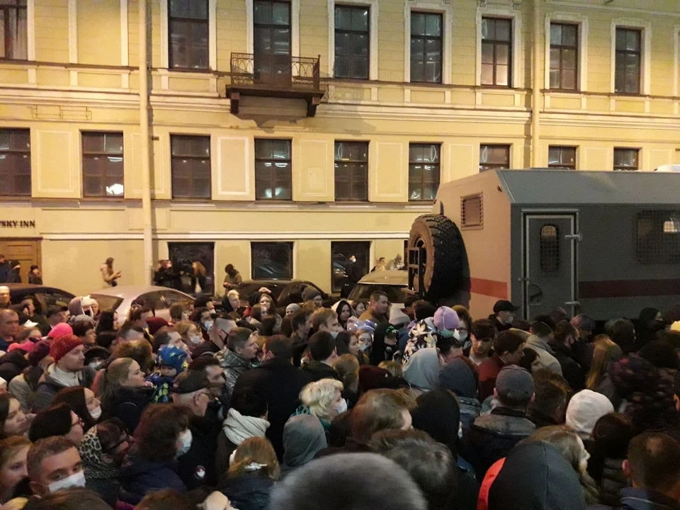 Путаница со временем на шоу дронов едва не привела к транспортному коллапсу в центре Петербурга.