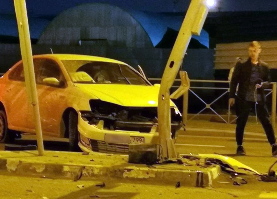 Молодой человек сам выбрался из авто.