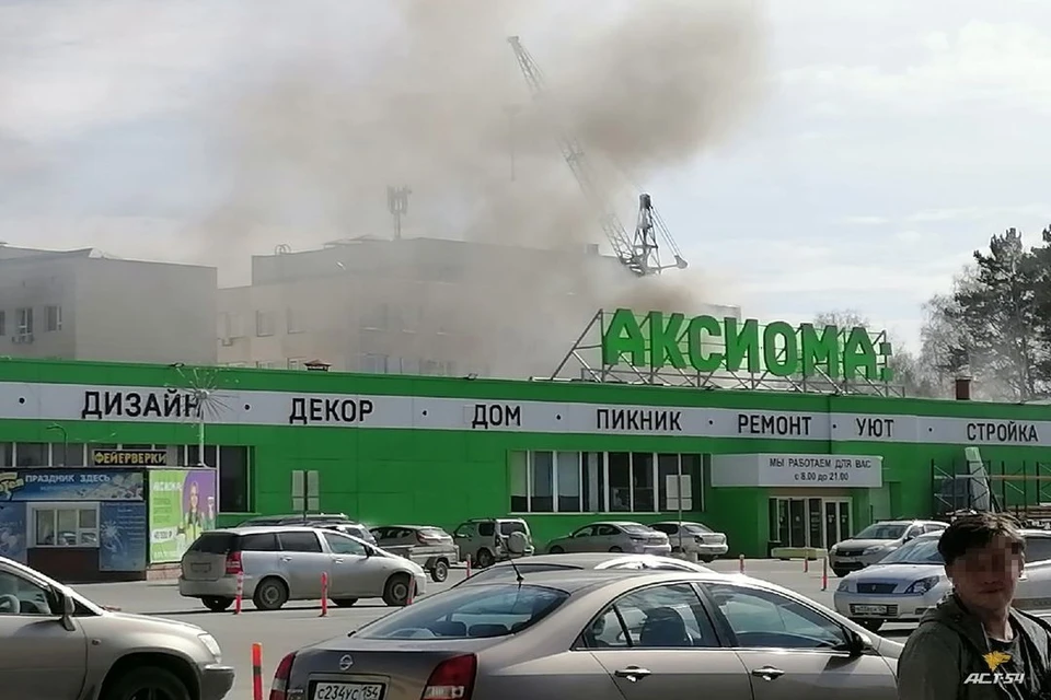 В Академгородке загорелся склад строительного магазина на улице Кутателадзе. Фото: "АСТ-54"