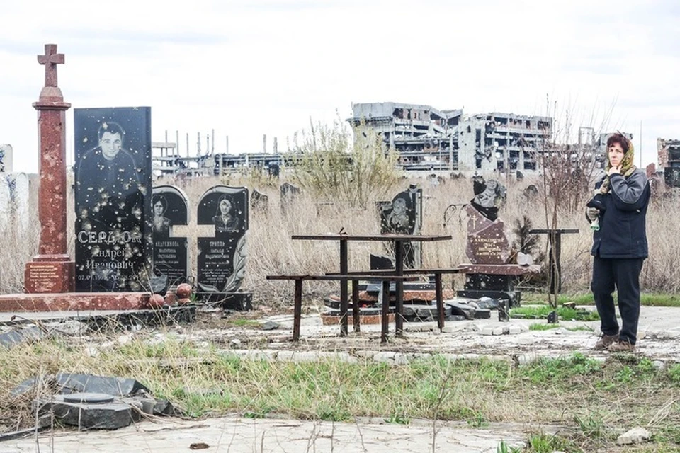 Жители Донецка приходили на кладбища возле аэропорта, рискуя нарваться на неразорвавшиеся боеприпасы и мины
