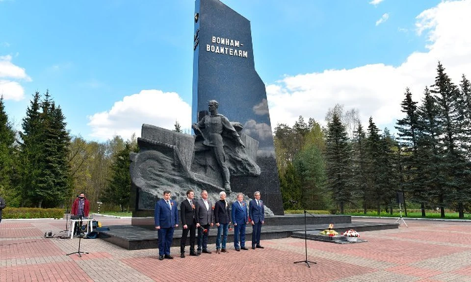 В Брянске почтили память воинов-водителей.