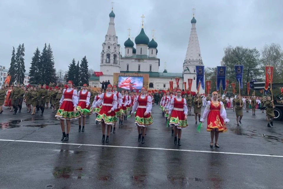 Девушки в красных сарафанах стали ярким пятном в этот праздничный, но пасмурный день