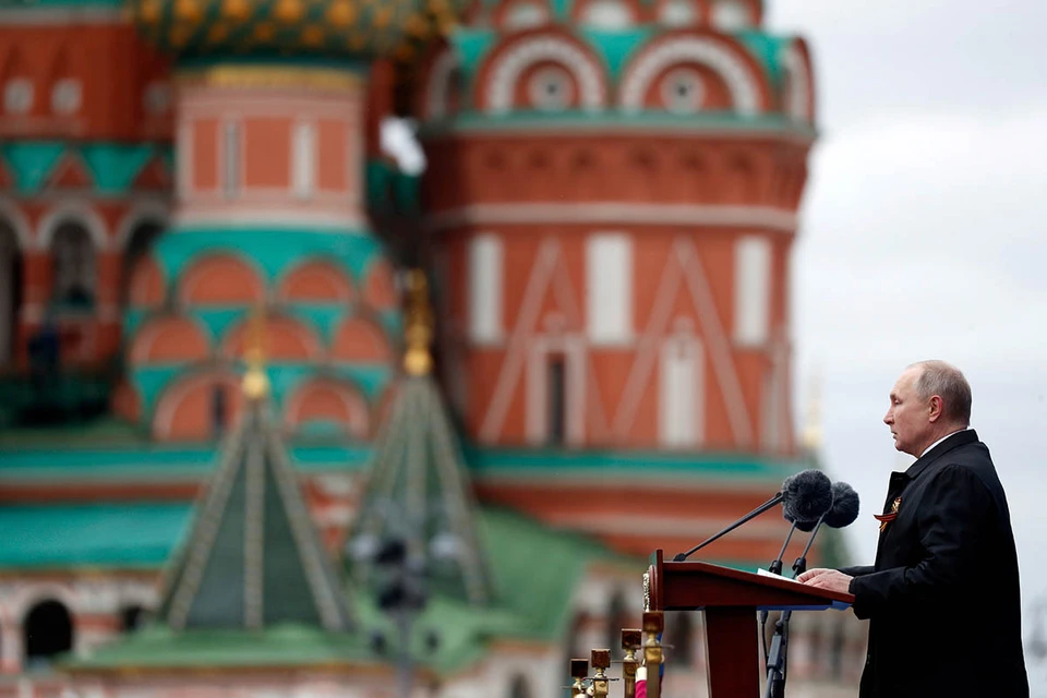 Президент поздравил Россиян и обратился к «недобитым карателям» с трибуны на Красной площади