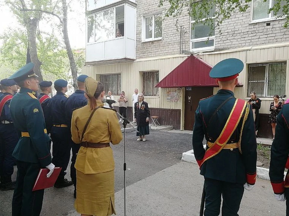 В Тюмени поздравили ветерана Валентину Гришанову, чья фронтовая жизнь началась в 14 лет. Фото - "Вслух.ру".