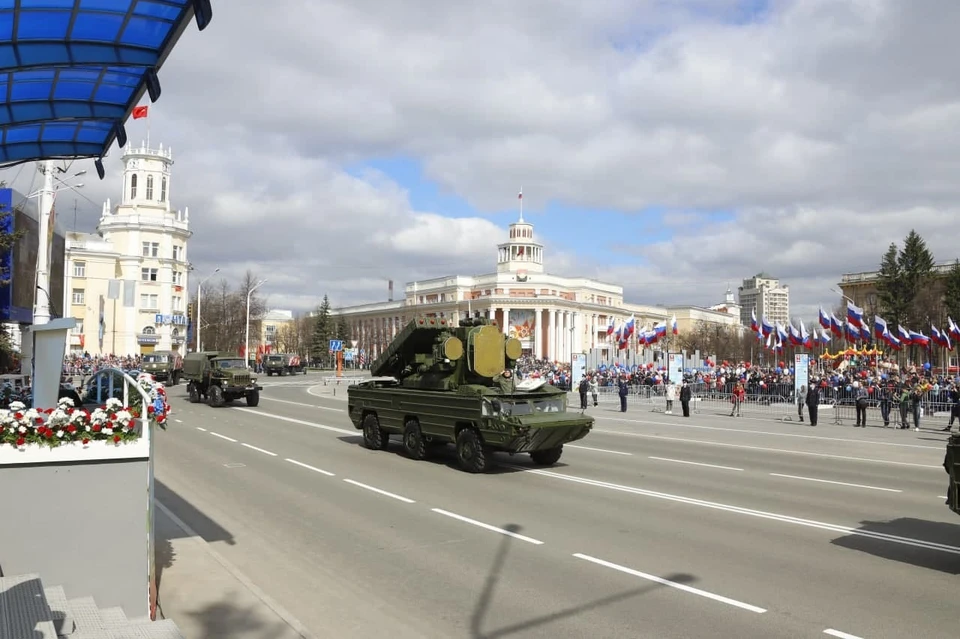 Несмотря на происшествие "Урал" (на снимке - за брнеавтомобилем) все-таки принял участие в параде. Фото: пресс-служба АПК.