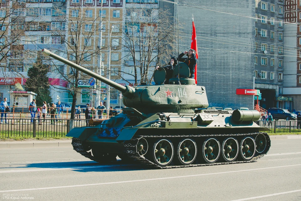 Во главе колонны военной техники второй год подряд проехал легендарный танк Т-34