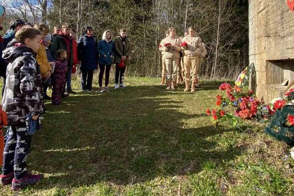 Минута молчания на месте боев, где погибли земляки пермских школьников. Фото: группа Вконтакте "ИнфоНайн/Info9".