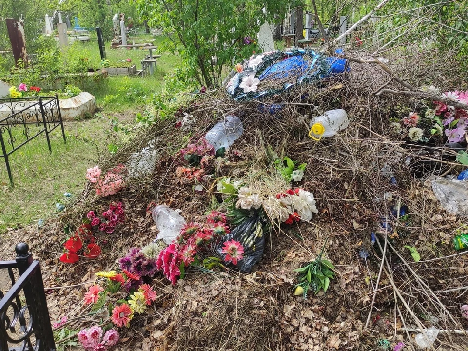 Могилы на старом кладбище в Балакове заваливают мусором