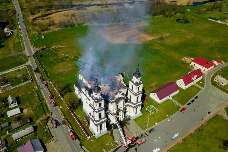 Крыша костела в Будславе сгорела полностью. Фото: телеграм-канал National Belographic.