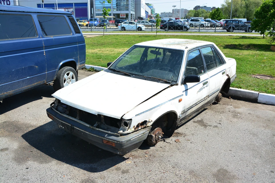 Брошенные авто нередко становятся притоном для бездомных или неблагополучных подростков.