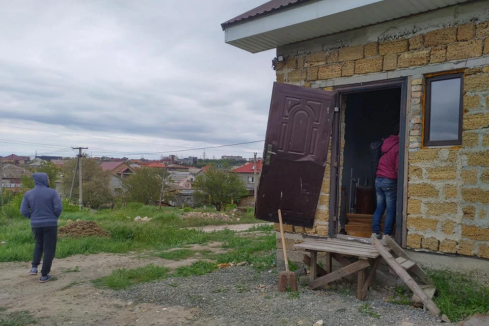 В одноэтажном доме была выбита дверь. Фото: "Инцидент Крым|Симферополь|Севастополь ДТП"/"Вконтакте"