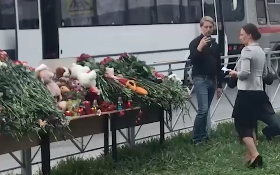 Омбудсмен Анна Кузнецова возложила цветы к мемориалу погибшим в школе Казани, где произошла стрельба.