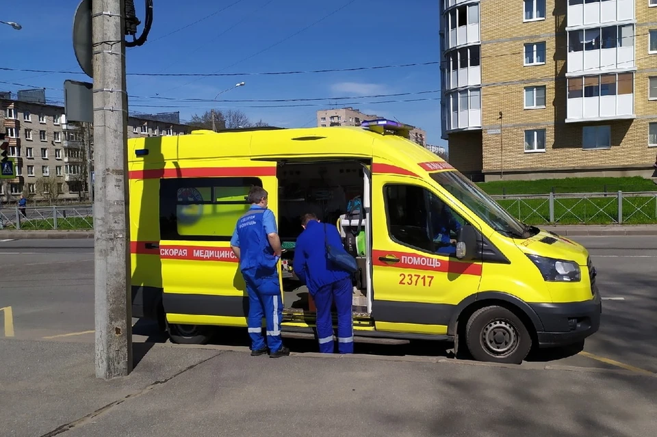 Петербуржцы спасли жизнь женщине с прокушенной ногой. Фото: vk.com/krasnoe_selo