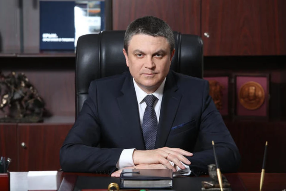 Леонид Пасечник пожелал семейного благополучия, успеха, процветания и мирного неба над головой. Фото: АГ ЛНР