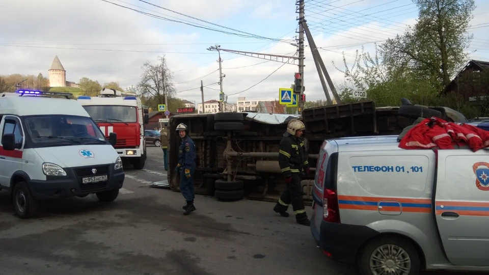 В Смоленске маршрутка перевернулась на бок после ДТП. Фото: ГУ МЧС России по Смоленской области.