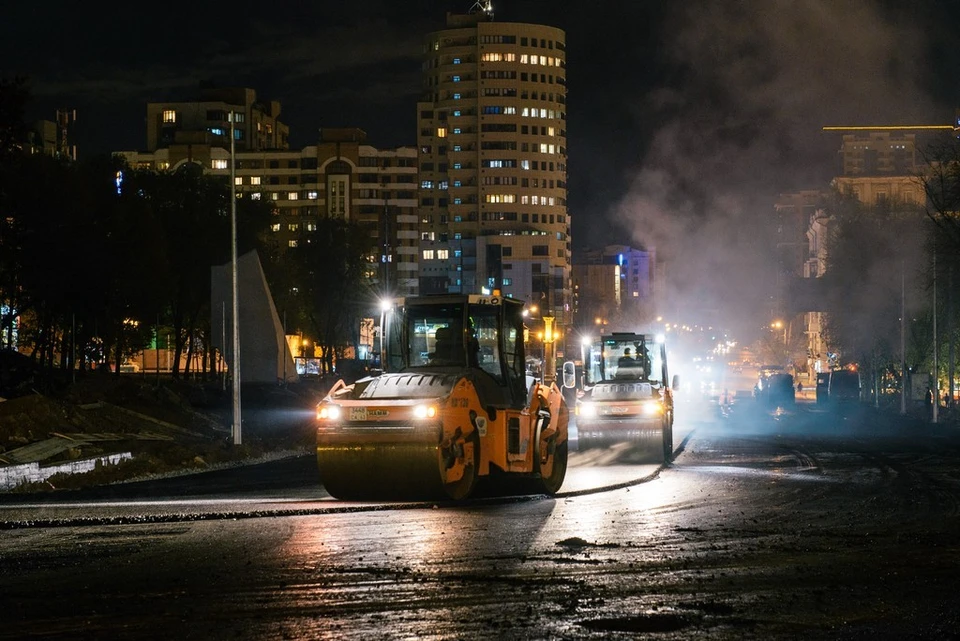 Большая часть дорожных работ выполняется ночью, но они все равно влияют на скорость движения днем