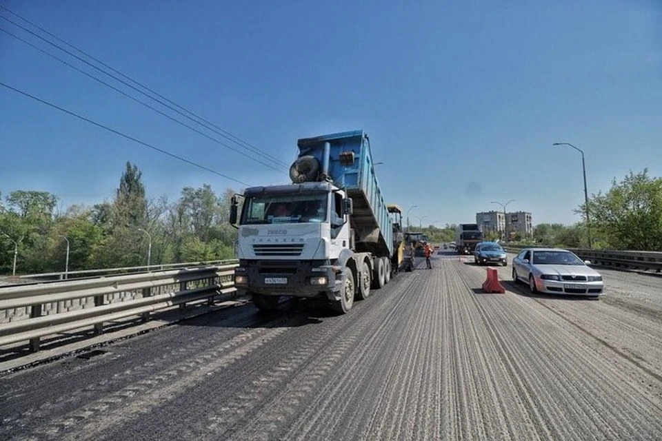 Укладка асфальта на мосту через реку Кубань. Фото: мэрия Невинномысска