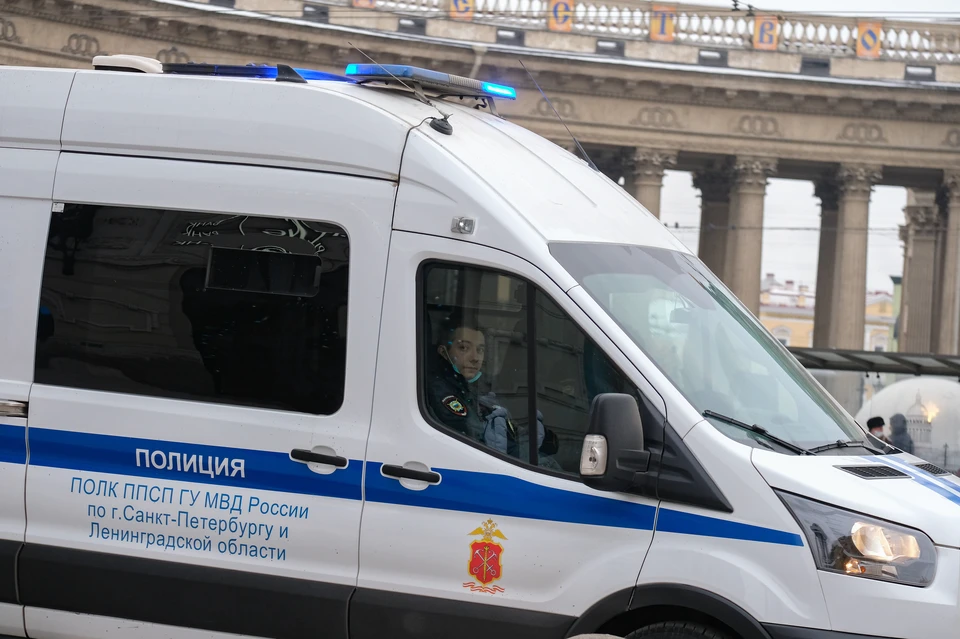 Полиция ищет мужчину в синей кепке за изнасилование 17-летней студентки в Петербурге