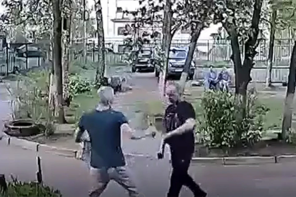 Мужчины уже были готовы к серьёзной драке. VK/Подслушано у водителей. Тверь/Евгений Манечкин