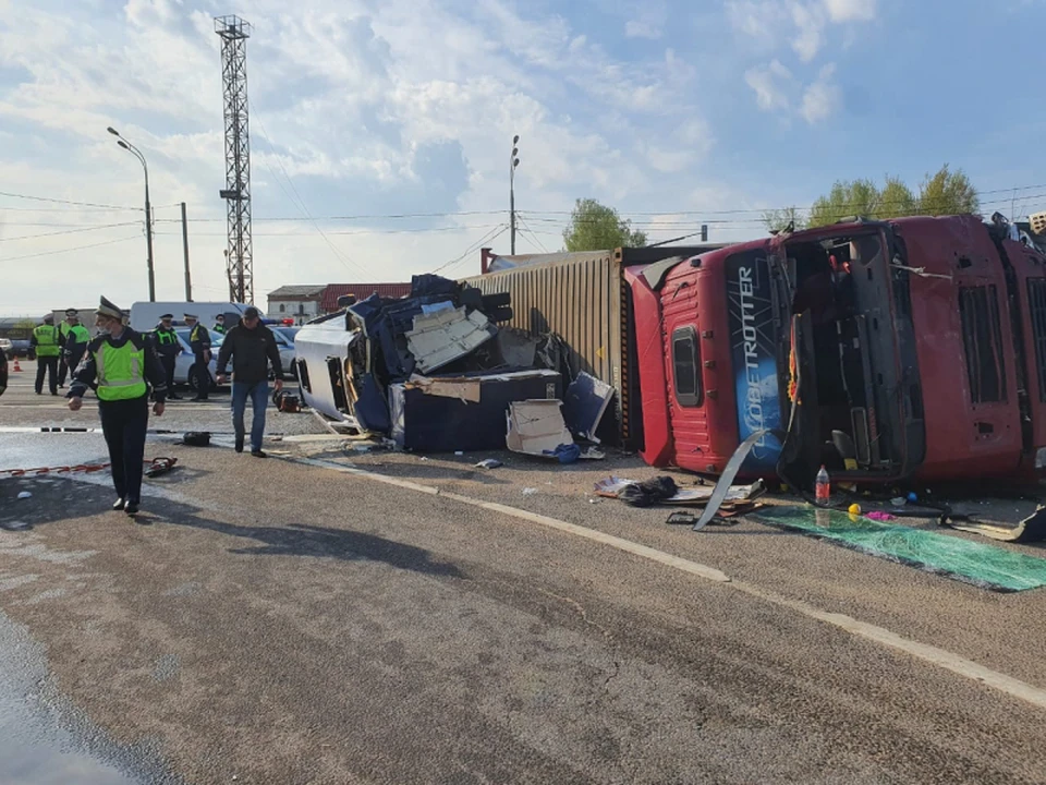 В Сафоновском районе 15 человек пострадали в ДТП с фурой и автобусом. Фото: УМВД России по Смоленской области.
