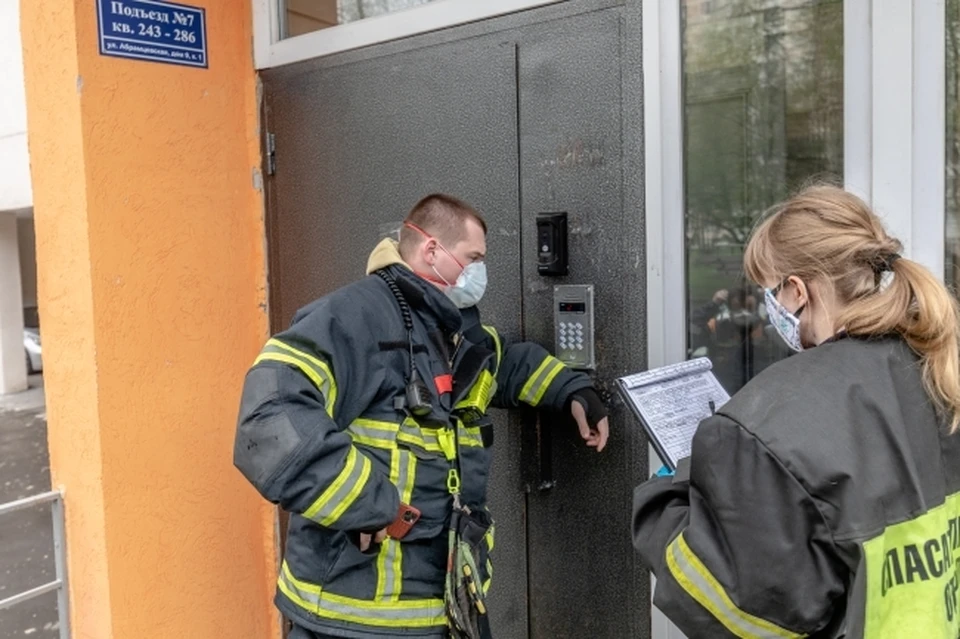 В Перми спасатели помогли открыть дверь, где был обнаружен погибший мужчина.