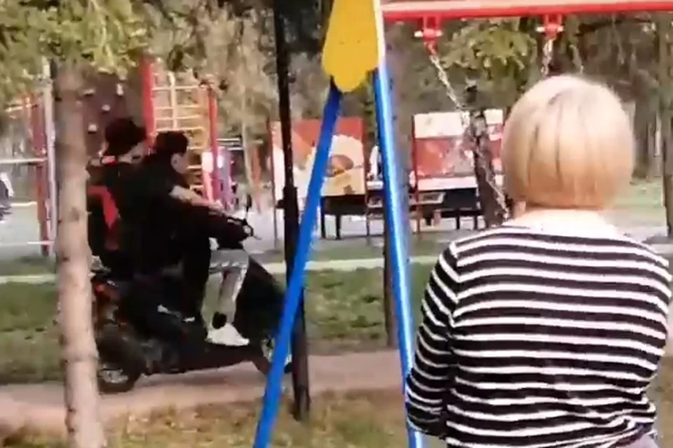 Парень ехал по тротуару. Фото: скриншот из видео