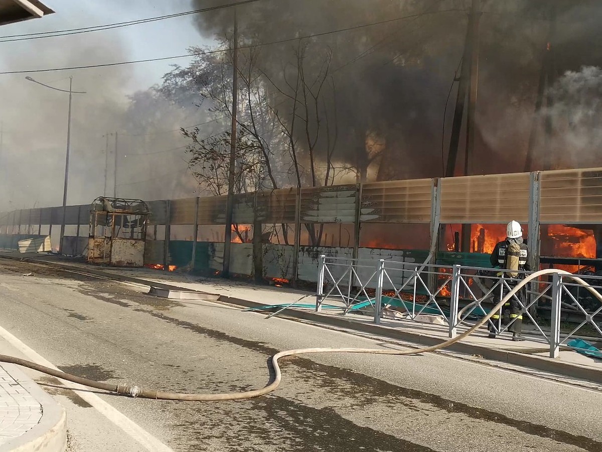 Загорелись сараи и гаражи: в Пермском районе произошел крупный пожар - KP.RU