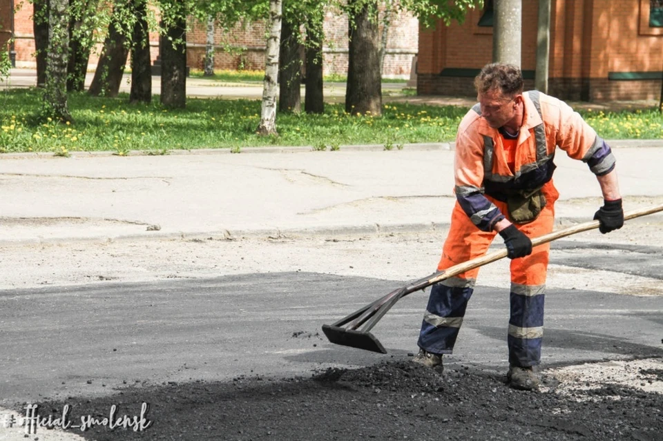 17 мая в Смоленске провели ямочный ремонт дорог на 5 улицах. Фото: администрация Смоленска.