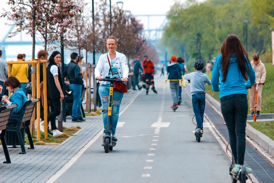 Вот так должна выглядеть цивилизованная езда на самокатах - по специальным дорожкам. Но их в российских городах мало.