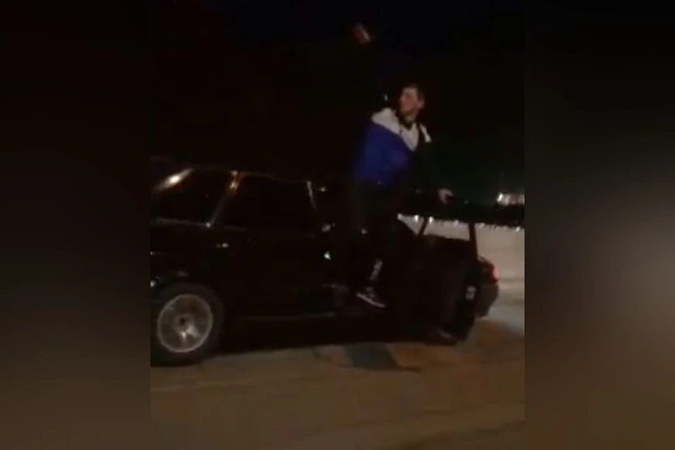 Молодой человек опасно высунулся из автомобиля. Фото: стоп-кадр