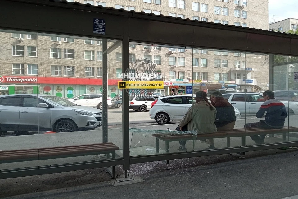 Вандалы разгромили остановку в Новосибирске. Фото: "Инцидент Новосибирск".