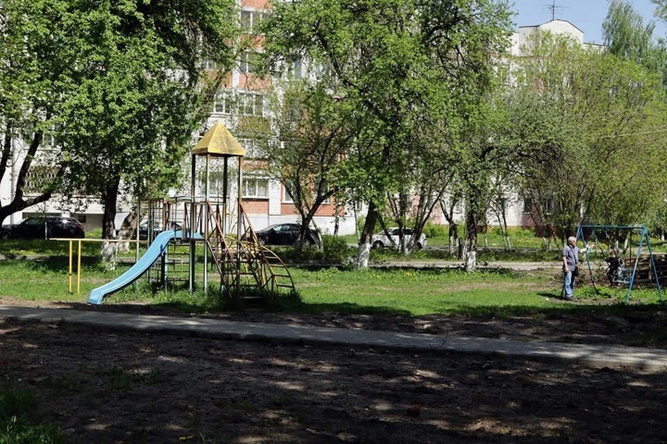 В Брянске возле сквера энергетиков ремонтируют спортивную площадку.