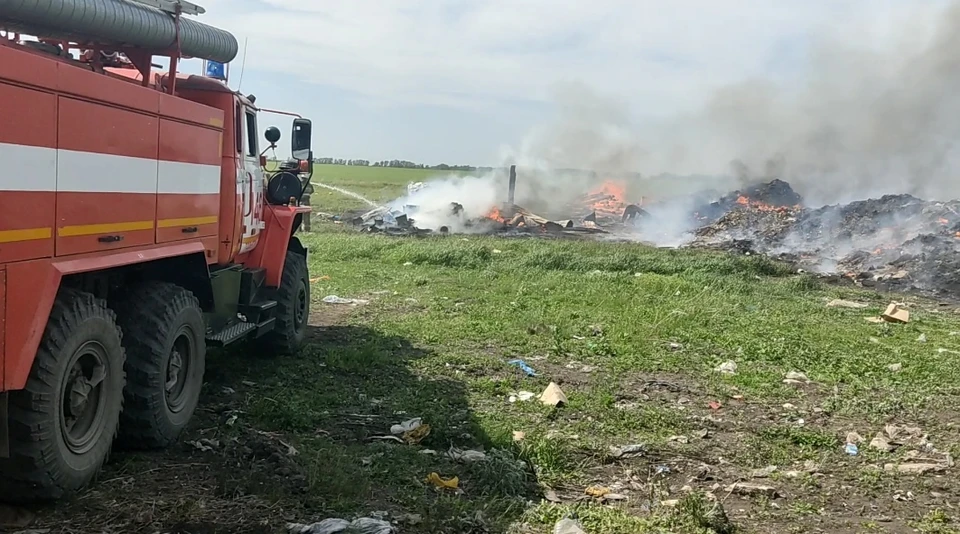 На месте пятые сутки дежурят пожарные расчеты. Фото: ГУ МЧС по Самарской области