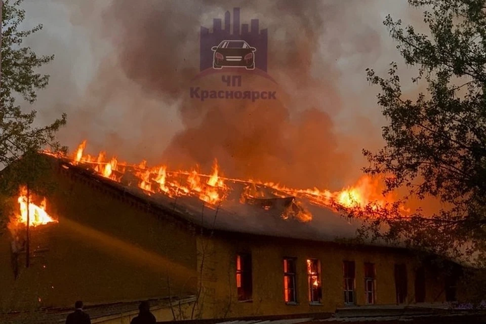 В Красноярске ночью сгорело здание на территории заброшенной воинской части. Фото: ЧП Красноярск