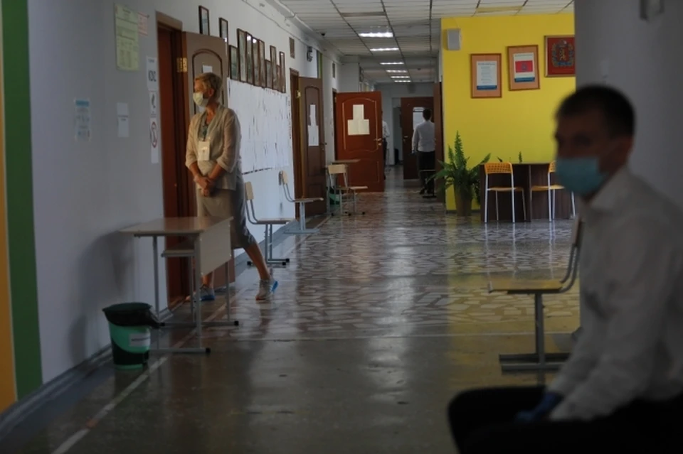 В одной из школ Ростовской области на видео попал конфликт между учителем и ученицей