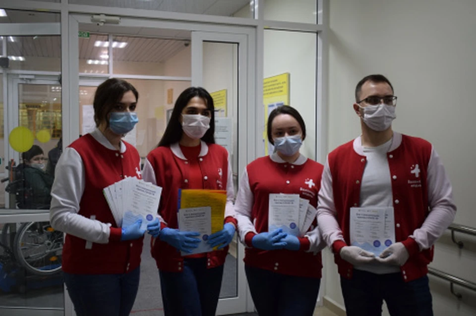 В Ханты-Мансийске волонтеры побеседовали с пожилыми о вакцинации против COVID-19 Фото: МБУ "Молодежный центр"