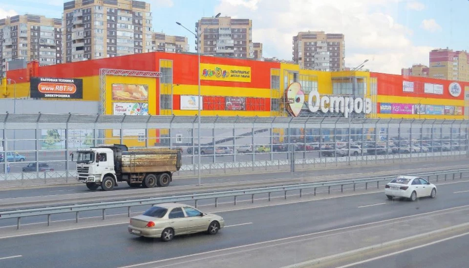 В Тюмени у ТЦ скончался мужчина.