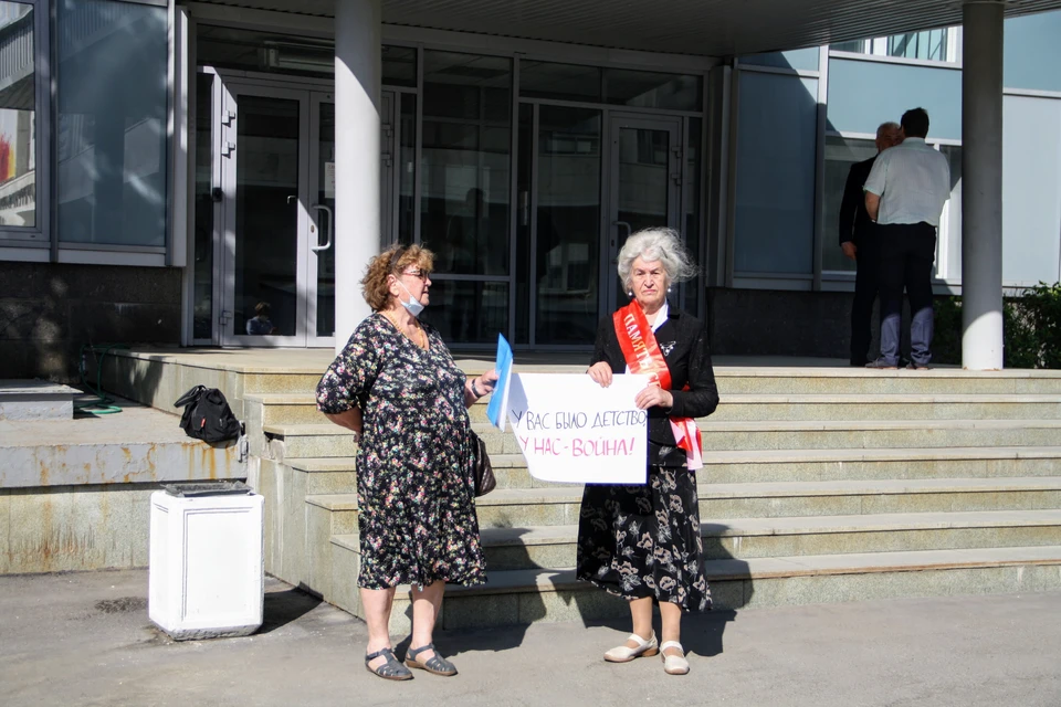 Люди уже выходят с плакатами протеста. Фото: партия "Справедливая Россия - За правду".