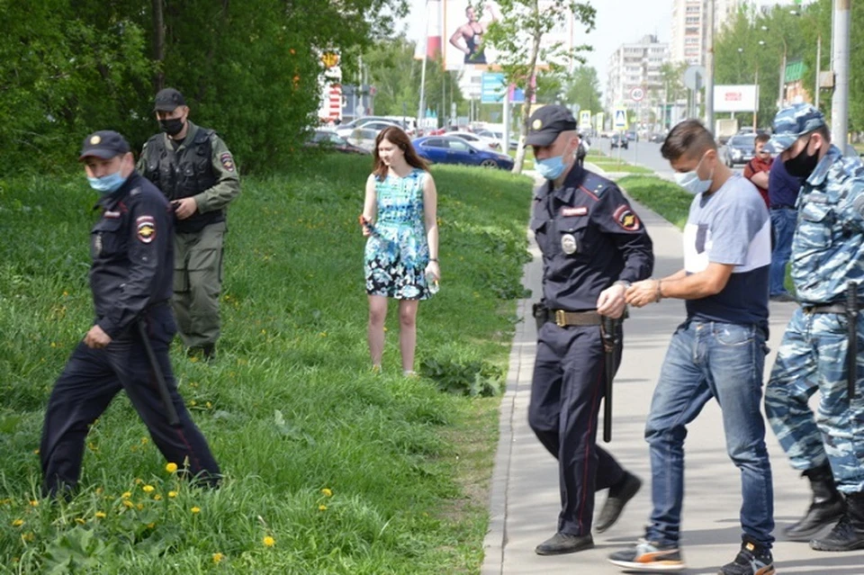 Задержанный долго не мог показать точное место, где зарыл драгоценности. Фото: пресс-служба МВД Татарстана.