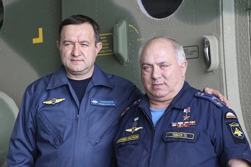 Летчик-испытатель Тайгиб Толбоев (справа). Фото: портал "Герои России"