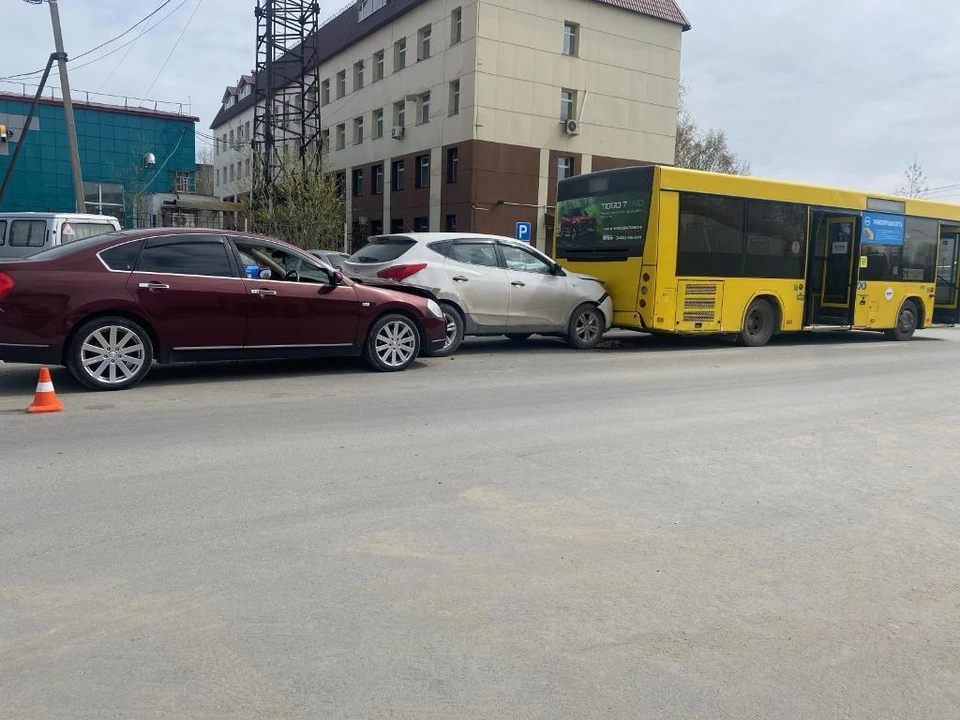 В тройном ДТП в Нижневартовске пострадал пожилой мужчина Фото: ГИБДД РФ