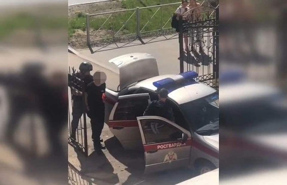 После нападения на учителя Романа Долбеева задержали. Фото: Кадр видео "Верхнекамье ТВ".