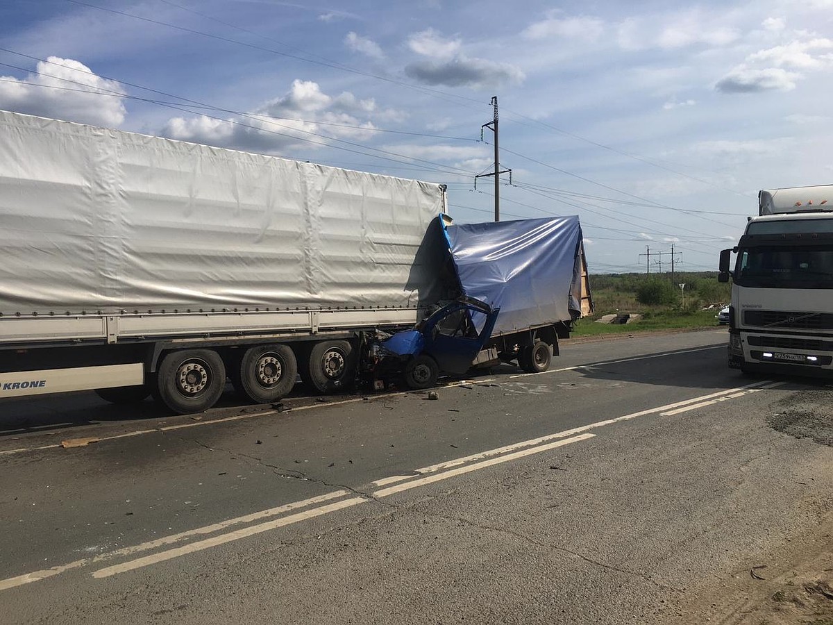 Появились жуткие фотографии с места ДТП, где ГАЗель влетела под фуру в  Самарской области - KP.RU