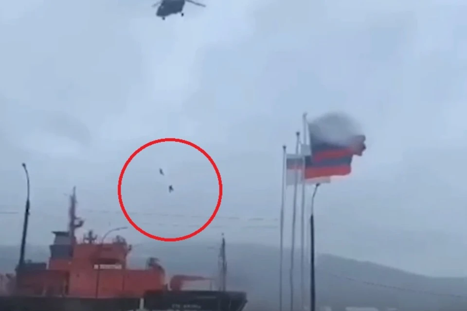 Бойцы СОБР упали на палубу во время высадки с вертолета. Фото: скриншот видео