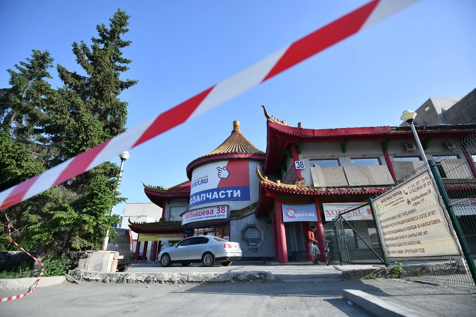 Вокруг здание бывшего ресторана обнесли красно-белой лентой.