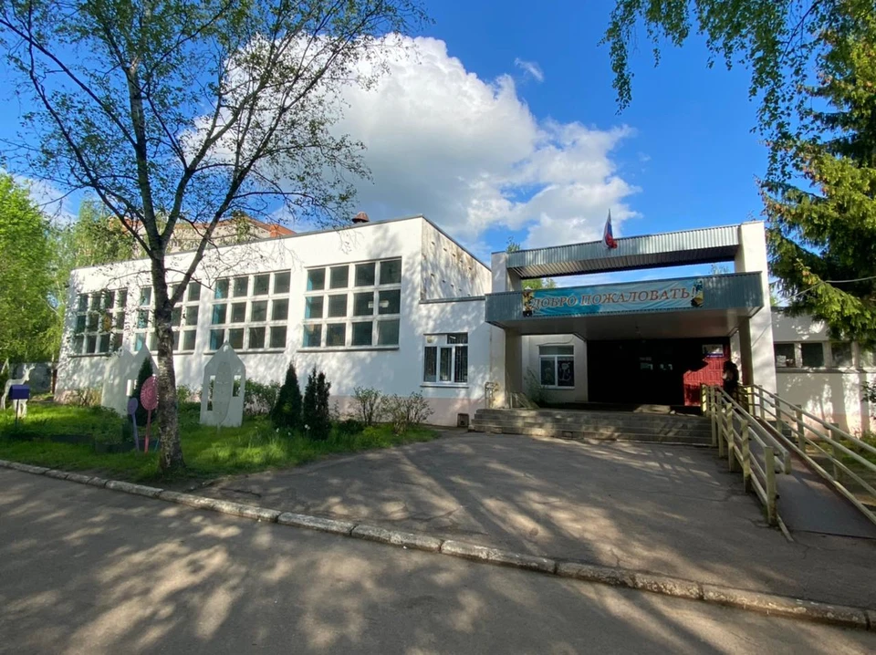 В Смоленске дембель терроризировал школу, заступаясь за мать-учительницу.